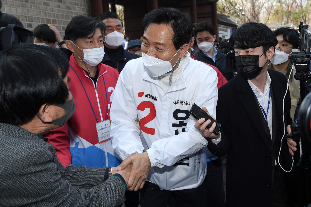 오세훈 국민의힘 서울시장 후보가 시민들과 악수를 나누고 있다.