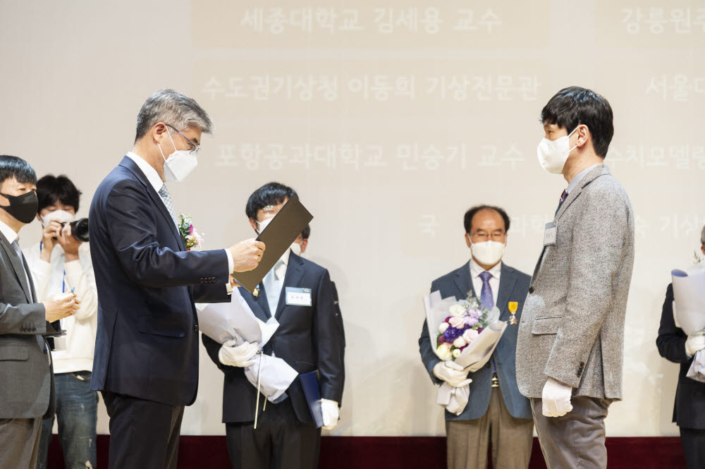 민승기 교수(오른쪽)가 국무총리 표창을 받고 있다.