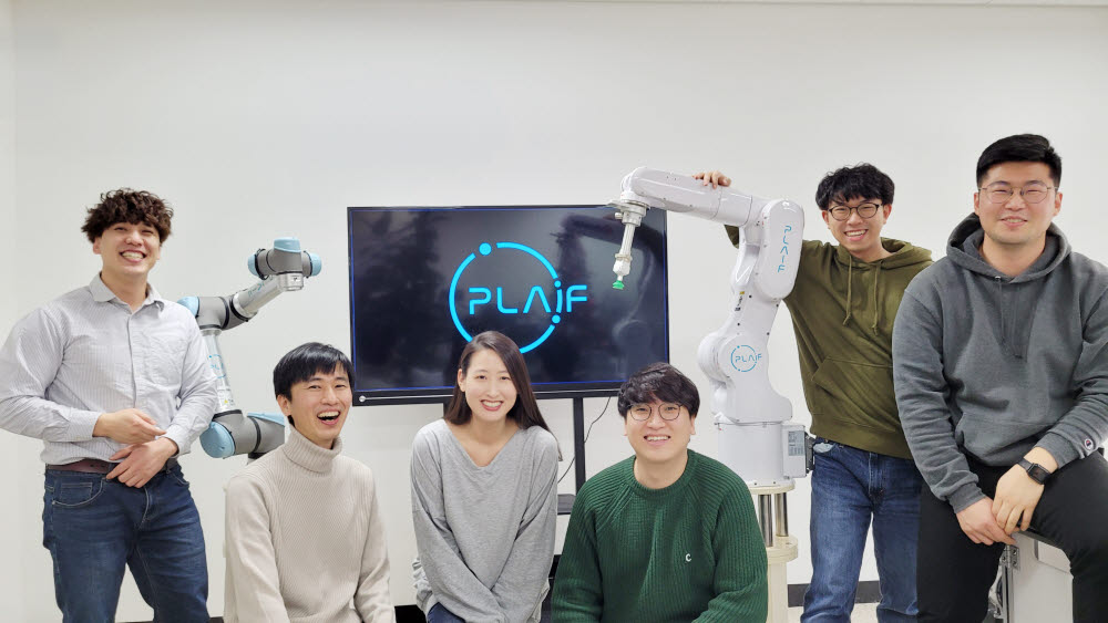 인공지능(AI) 스타트업 플라잎 정태영 대표(왼쪽)와 직원들.