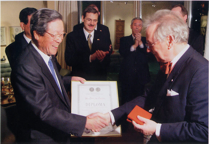 2004년 덴마크 왕실 훈장을 수훈받은 신춘호 회장(좌)