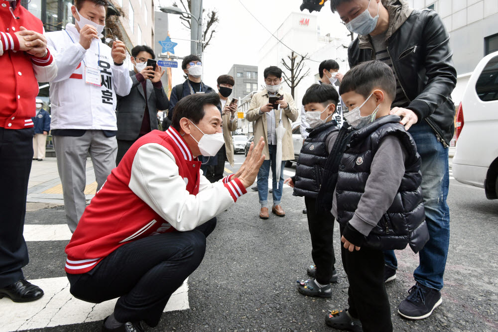 가로수길 찾은 오세훈 국민의힘 서울시장 후보