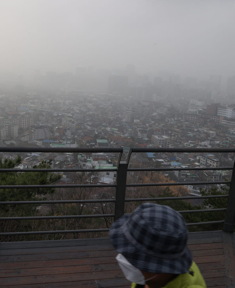 서울지역에 황사 경보가 내려진 29일 오전 서울 종로구 인왕산에서 바라본 서울 시내가 황사로 인해 분간하기 힘들 정도로 뿌연 모습이다.<연합뉴스>