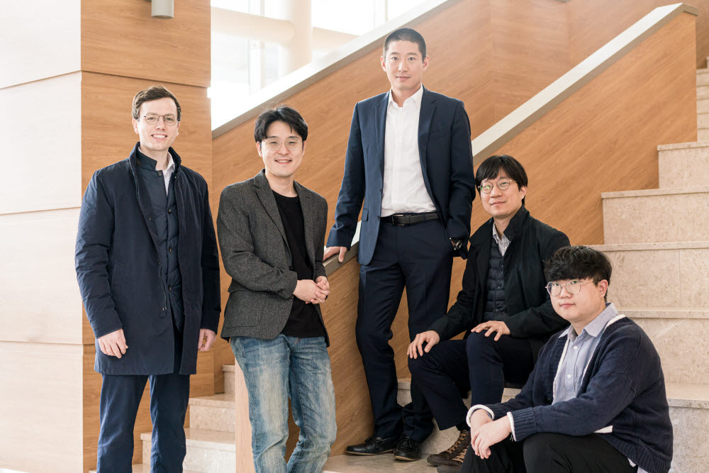 왼쪽부터 스테판 링게 DGIST 교수, 김형준 kAIST 교수, 최창혁 GIST 교수, 김우열 숙명여대 교수, 김동현 GIST 박사과정생.