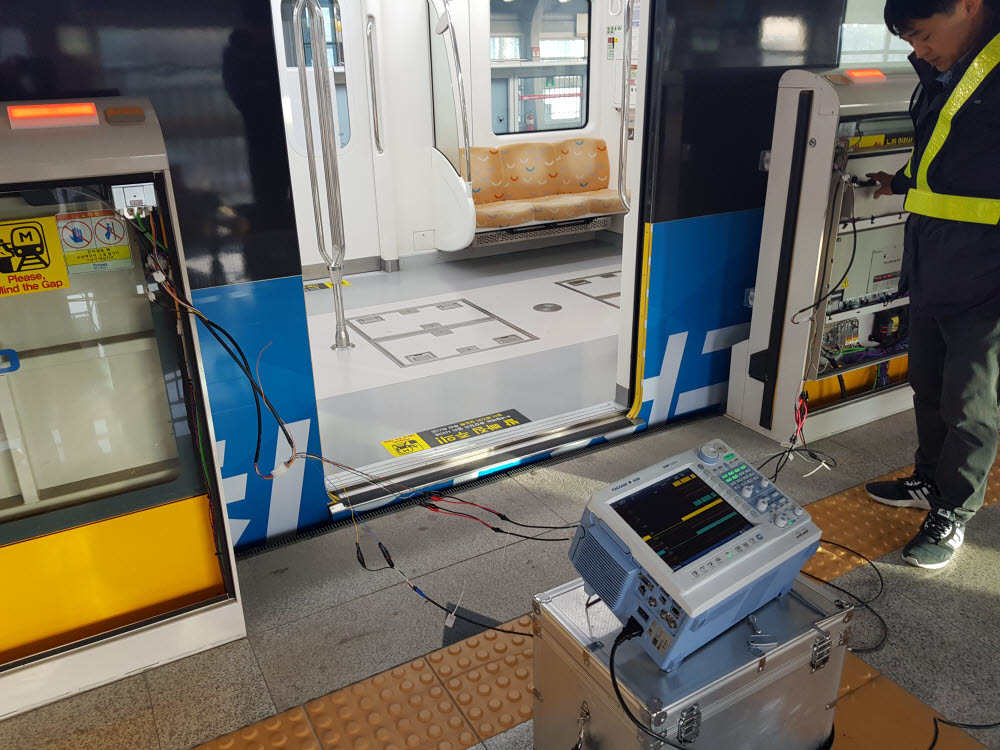 전자잠금장치를 실제 도시철도 안전문에 적용하는 모습