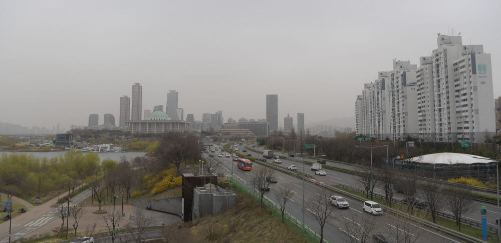 29일 서울 당산철교에서 바라본 여의도 일대가 뿌옇다.