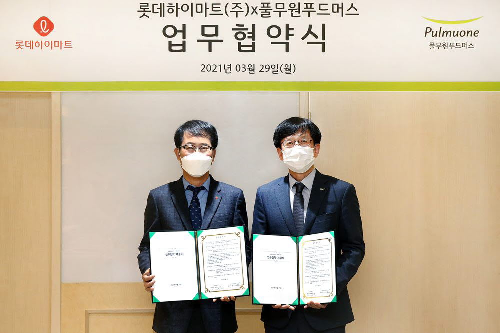 맹중오 롯데하이마트 상품본부장(왼쪽)과 박성후 풀무원푸드머스 영업본부장.