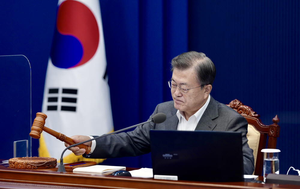 문재인 대통령이 30일 오전 청와대에서 열린 제14회 국무회의에서 의사봉을 두드리고 있다. 문 대통령은 이날 통상적 순서와 다르게 발언을 마치고 의사봉을 두드렸다. 연합뉴스