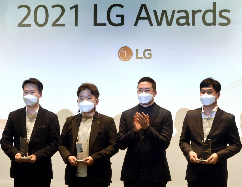 3월 30일 서울 마곡 LG사이언스파크에서 개최한 LG 어워즈(Awards)에서 구광모 LG 대표(왼쪽 세 번째)가 일등LG상 수상자들과 기념 촬영을 하고 있다.(사진: LG제공)