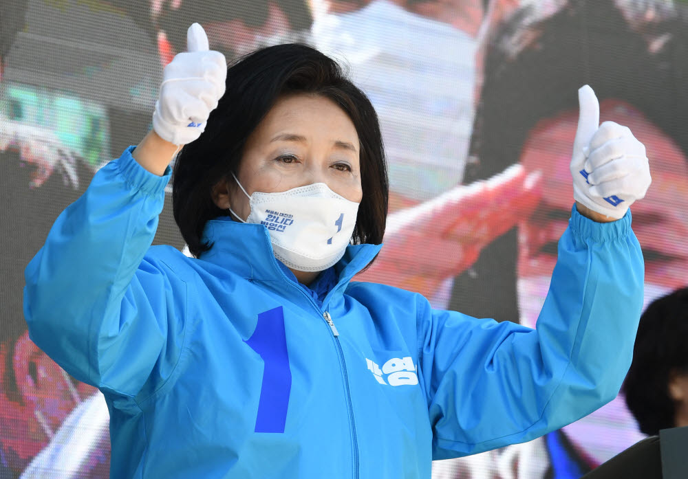 박영선 더불어민주당 서울시장 후보가 30일 서울 성동구 왕십리역 광장에서 열린 집중유세에서 지지를 호소하고 있다. (사진=연합뉴스)