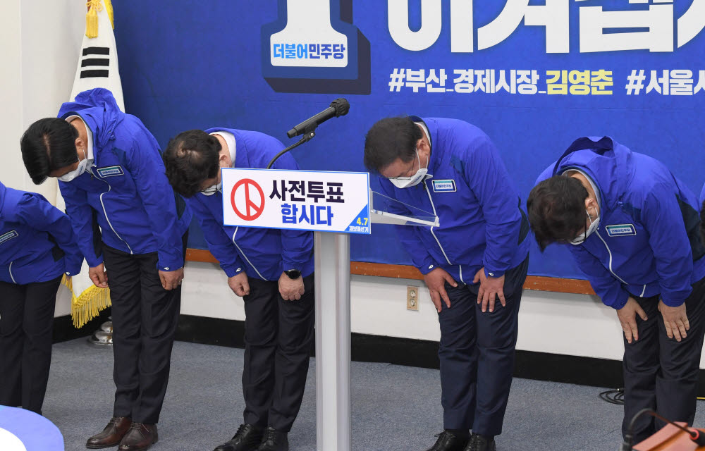 김태년 더불어민주당 당대표 직무대행이 1일 서울 여의도 국회에서 대국민 성명을 발표한 뒤 고개 숙여 인사하고 있다. <사진=연합뉴스>