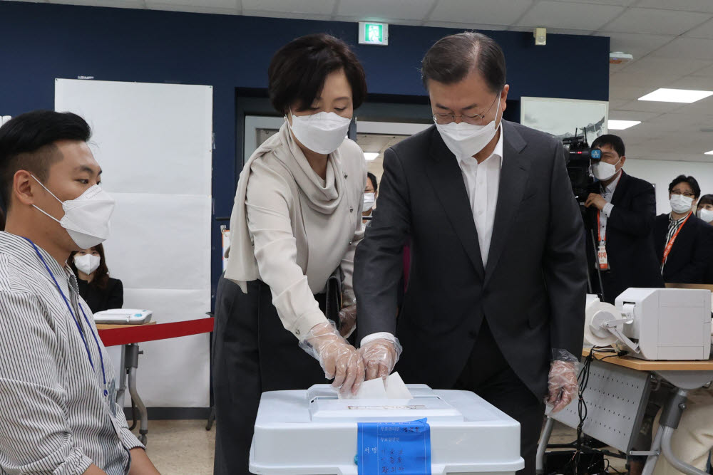 문재인 대통령과 부인 김정숙 여사가 2일 오전 서울 종로구 삼청동 주민센터를 찾아 2021재·보궐선거 사전투표를 하고 있다. 연합뉴스