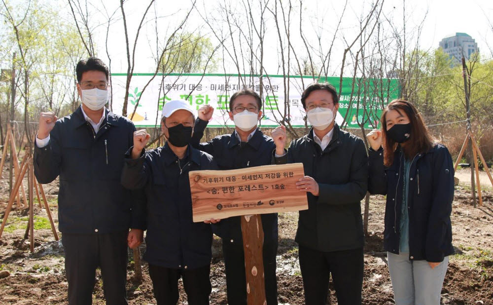 롯데홈쇼핑은 5일 서울 영등포구 여의샛강생태공원에서 미세먼지 저감을 위한 친환경 녹지공간 숨;편한 포레스트 1호 조성을 기념하는 식목 행사를 진행했다. (왼쪽부터) 신성빈 롯데홈쇼핑 마케팅본부장, 최열 환경재단 이사장, 김재겸 롯데홈쇼핑 지원본부장, 채현일 영등포구청장, 조은미 사회적협동조합 한강 이사장.