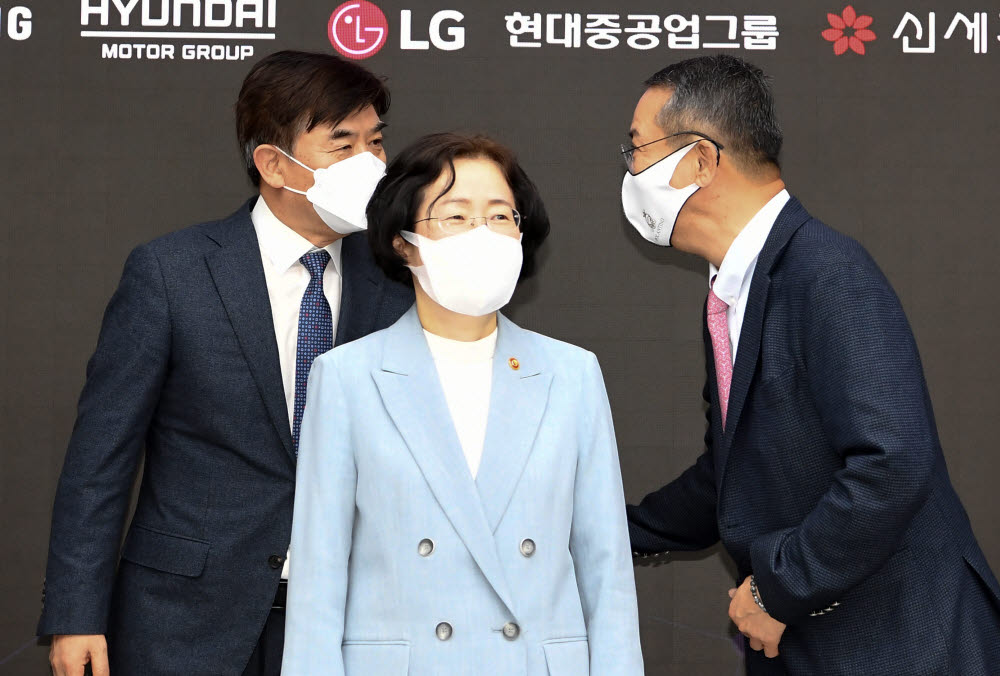 김현석 삼성전자 사장(왼쪽)과 권영수 LG 부회장이 대화하고 있다.