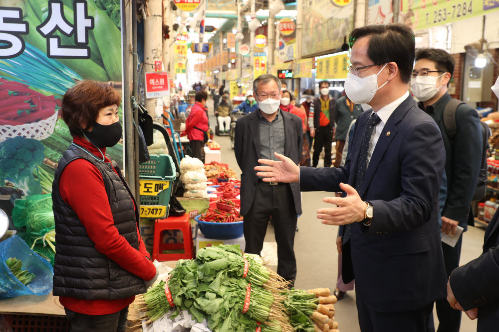 강성천 중소벤처기업부 차관(오른쪽)이 5일 청주 육거리종합시장을 방문해 버팀목자금 플러스 지급상황을 점검하고 있다.