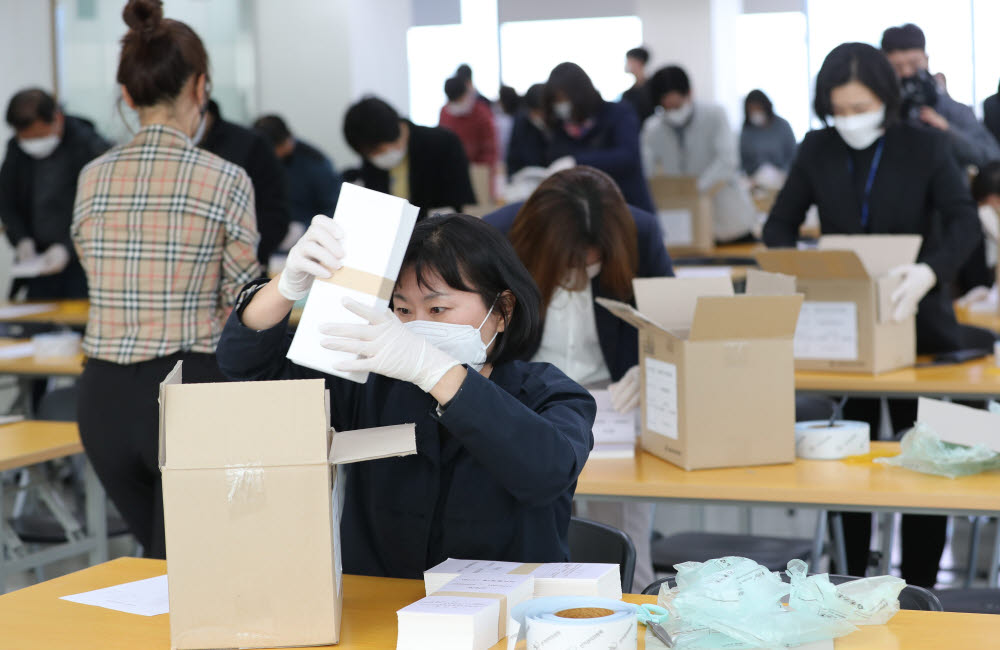 4.7 서울시장 보궐선거를 앞두고 5일 오후 서울 영등포선거관리위원회에서 투표관리관들이 투표용지를 검수하고 있다. 연합뉴스