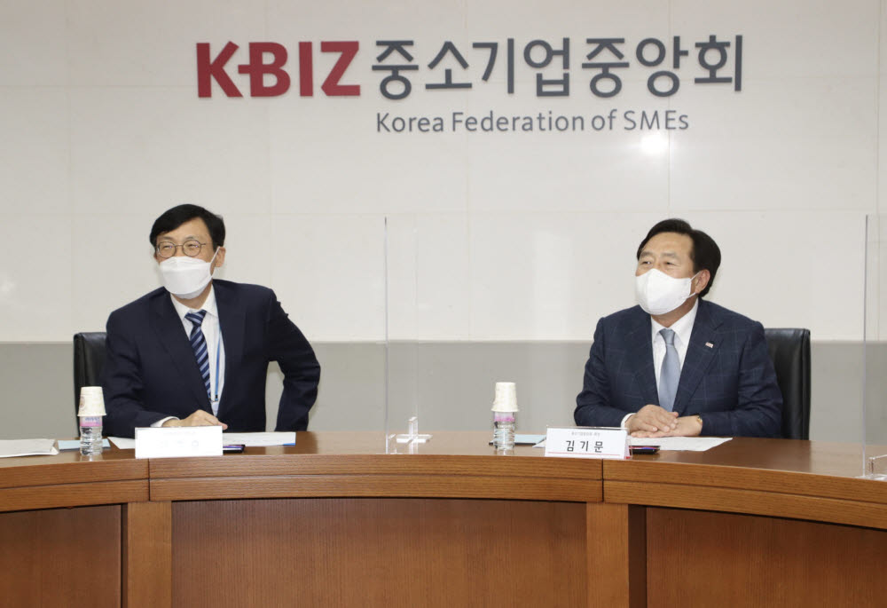 이호승 청와대 정책실장(왼쪽)이 7일 서울 여의도 중소기업중앙회를 방문해 김기문 중소기업중앙회장과 대화를 나누고 있다.