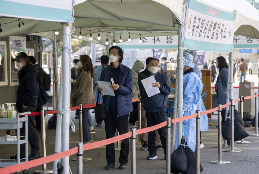 국내 신종 코로나바이러스 감염증(코로나19) 신규 확진자 수가 다시 700명 선까지 급증한 8일 오전 서울역 코로나19 임시선별검사소에 시민들이 검사를 받기 위해 줄을 서 있다. 연합뉴스