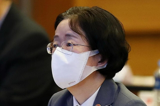 조성욱 공정거래위원장이 8일 오전 서울 중구 대한상공회의소에서 열린 공정위 40주년 기념 학술심포지엄에 참석, 기조발제를 듣고 있다.[제공=연합뉴스]