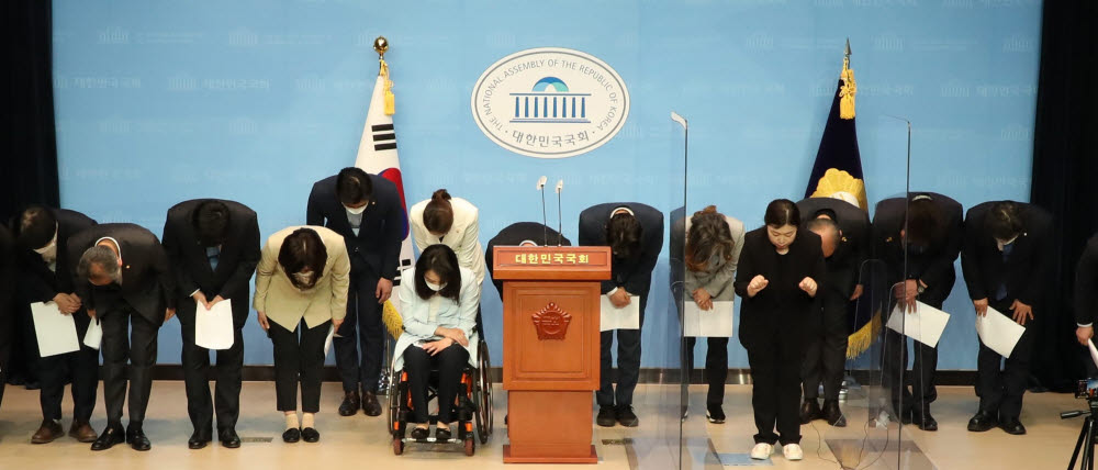 더불어민주당 초선의원들이 9일 서울 여의도 국회 소통관에서 4ㆍ7 재보궐 선거 참패와 관련해 초선 의원들의 입장을 밝힌 뒤 허리숙여 인사하고 있다. <사진=연합뉴스>