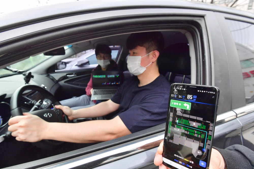 국내 스타트업 베스텔라랩의 연구원이 주차장에서 자율주행차에 적용할 수 있는 알고리즘 테스트를 하고 있다.