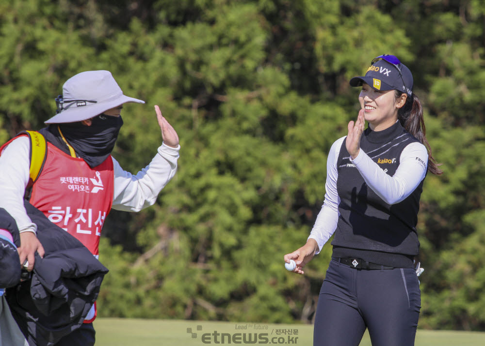 2라운드 경기에서 캐디와 이글 하이파이브를 하고 있는 한진선.