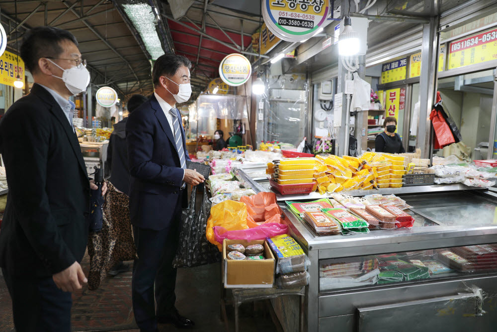 박세규 기보 감사(왼쪽 두 번째)가 철뚝시장에서 장보기 행사를 하고 있다.