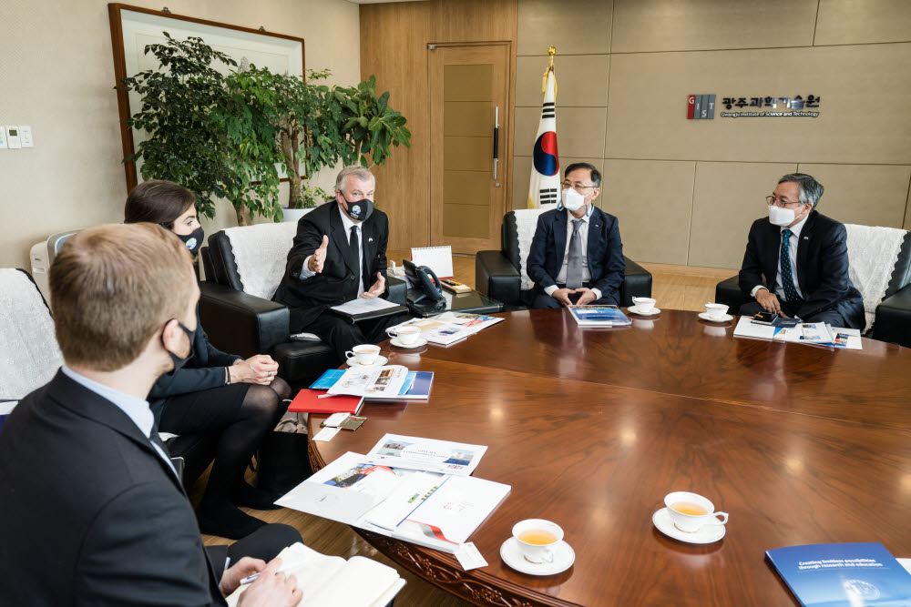 GIST는 15일 방문한 사이먼 스미스 주한 영국 대사 일행과 학술 교류 협력 및 기후변화 등 국제 정세를 주제로 환담을 가졌다.