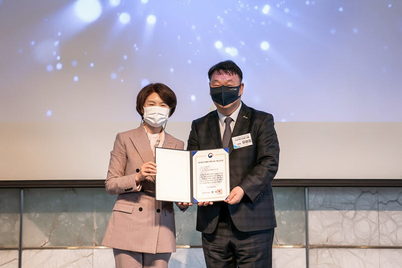 유병철 OK저축은행 전무(오른쪽)와 한정애 환경부 장관이 2030 한국형 무공해차 전환100(K-EV100) 선언식에서 기념촬영했다.