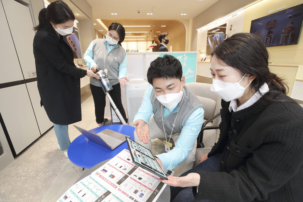 광주 금호지구에 위치한 1호 KTx삼성가전 콜라보 체험매장을 이용 중인 고객.