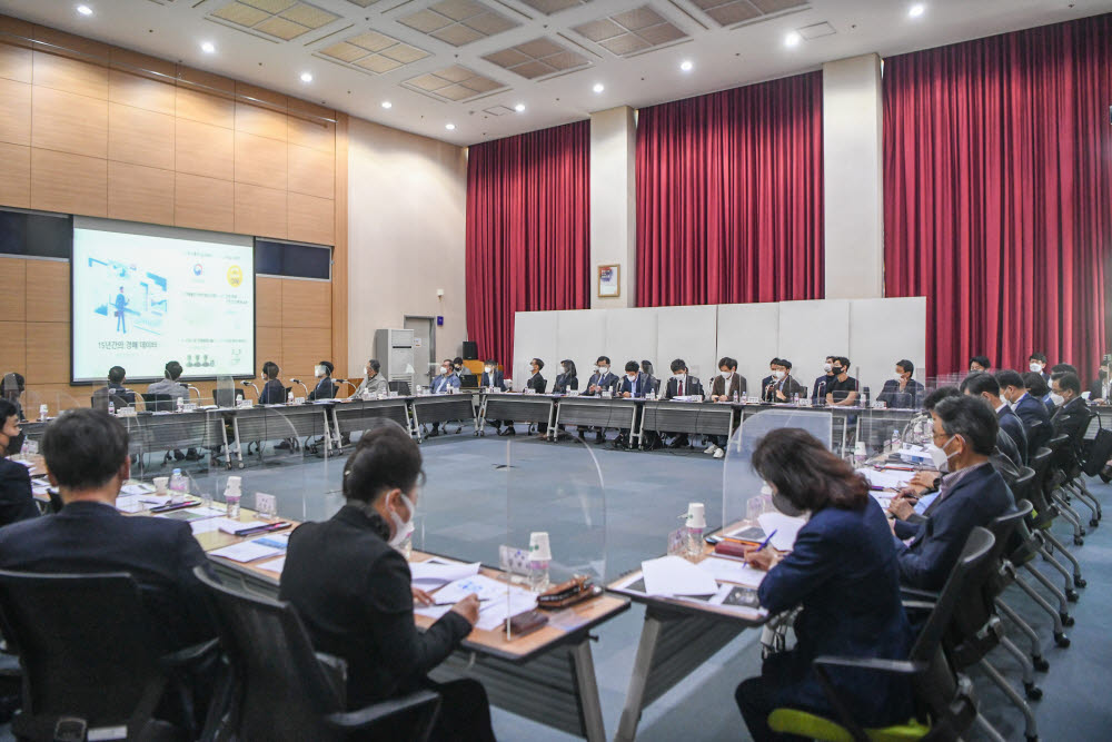 청년 창업도시 메카 부산을 주제로 열린 부산미래혁신위 세미나.