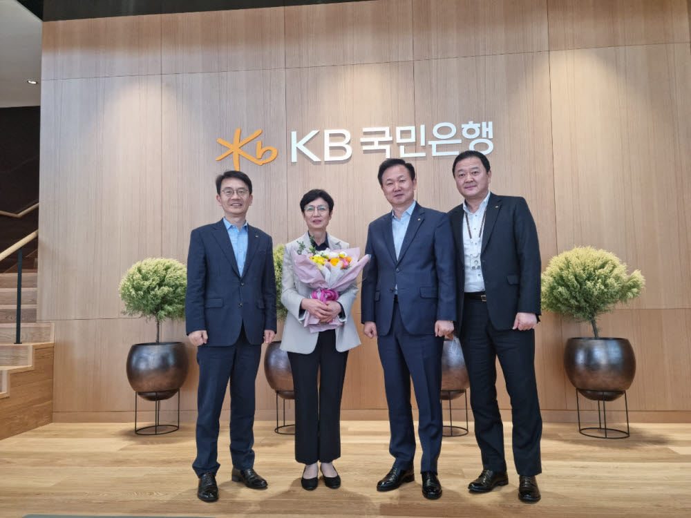 황미숙 KB국민은행 아시아심사센터장(왼쪽 두번째)과 김태구 KB국민은행 여신관리심사그룹 대표(왼쪽 세번째)가 지난 19일 국민은행 홍콩법인에서 아시아심사센터 신설 후 기념사진을 촬영했다. (사진=국민은행)