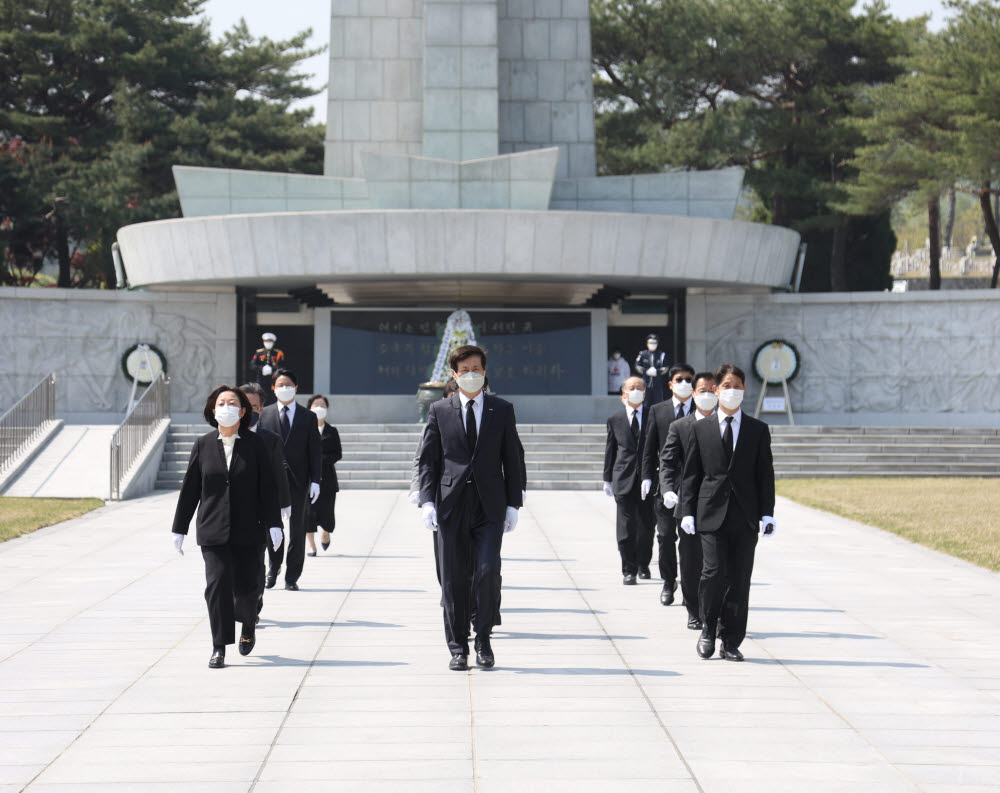 이우일 과총 회장(앞줄 가운데)과 주요 과학기술 학회장이 과학의 날을 하루 앞두고 현충원을 참배했다.