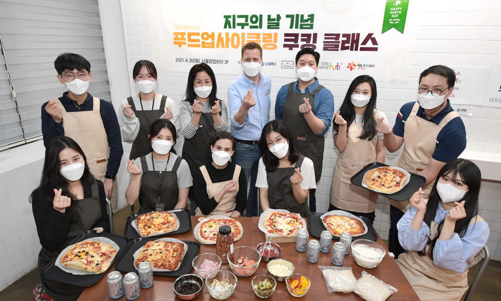 배하준 오비맥주 대표(뒷줄 왼쪽 네번째)와 민명준 리하베스트 대표(뒷줄 왼쪽 다섯번째)가 20일 열린 맥주박 업사이클링 쿠킹클래스에서 참가자들과 기념촬영했다.