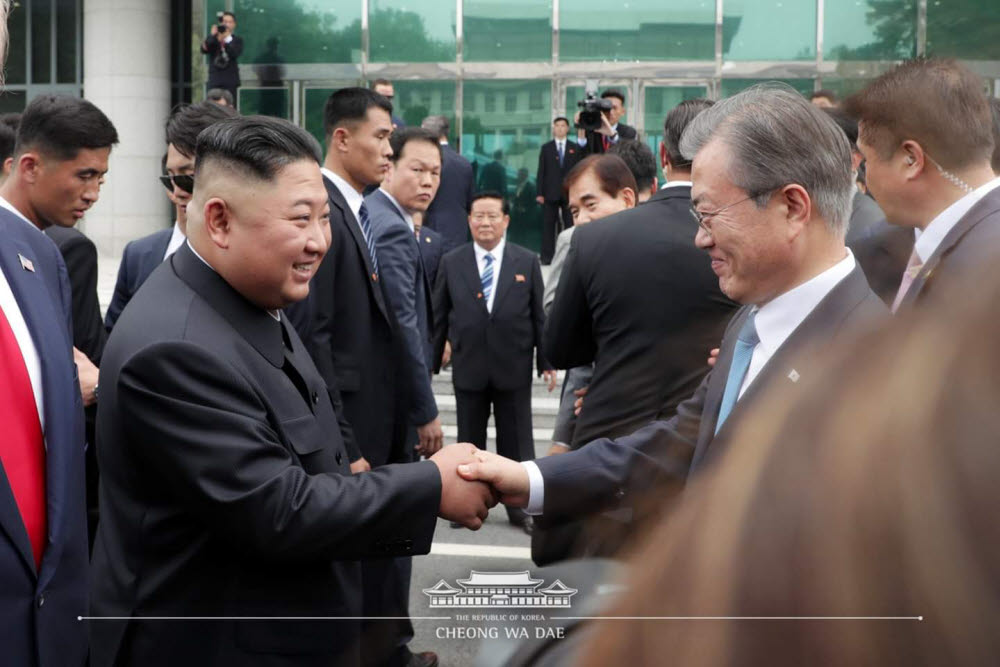 문재인 대통령이 북미 정상간 회동 직전 김정은 위원장과 만나 악수를 하고 있다.<사진:청와대 페이스북>