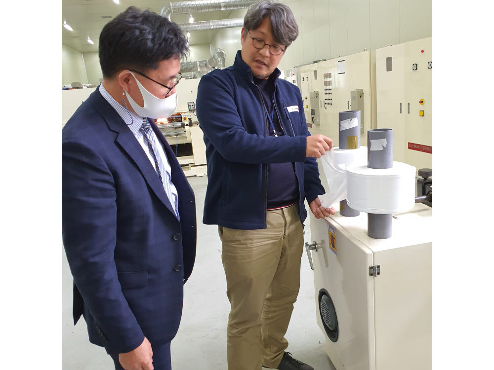 장대교 광주전남지방중소벤처기업청장(왼쪽)이 22일 김성철 코멤텍 대표와 제품 설명을 듣고 있다.