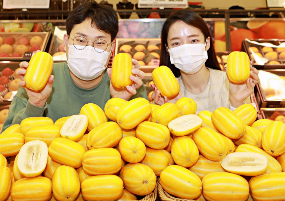 서울 중구 봉래동에 위치한 롯데마트 서울점에서 롯데마트 이승훈 과일MD와 직원이 성주참외를 소개하고 있는 모습