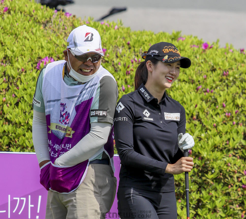 [포토]이세희 '캐디와 함박웃음'