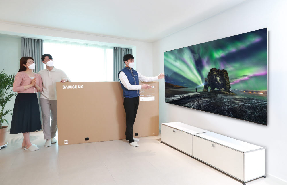 삼성전자의 2021년형 QLED TV 국내 판매량이 1만대를 넘어섰다. 사진은 고객에게 삼성 Neo QLED 8K 제품이 배송되는 모습.