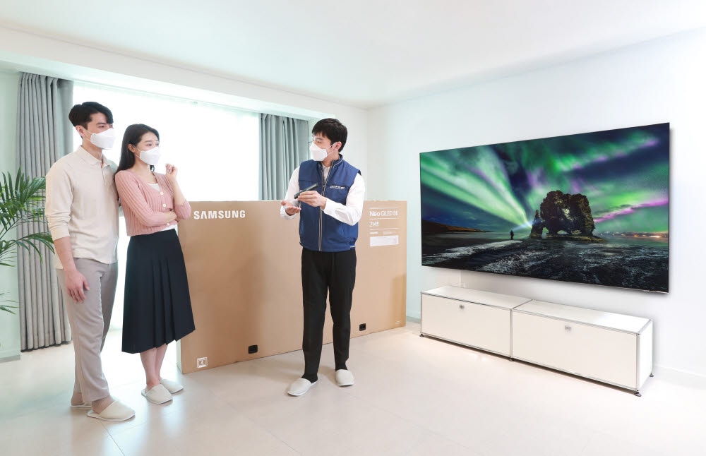 삼성전자의 2021년형 QLED TV 국내 판매량이 1만대를 넘어섰다. 사진은 고객에게 삼성 Neo QLED 8K 제품이 배송되는 모습.