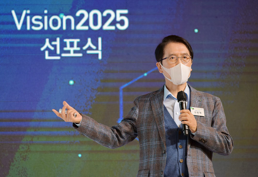 신창재 교보생명 회장(사진)이 28일 서울 광화문 교보생명 본사에서 열린 비전(Vision)2025 선포식에서 2025년까지 보험, 그 이상의 가치를 전하는 문화·금융 선도 기업이 되겠다는 새로운 비전을 선포했다.