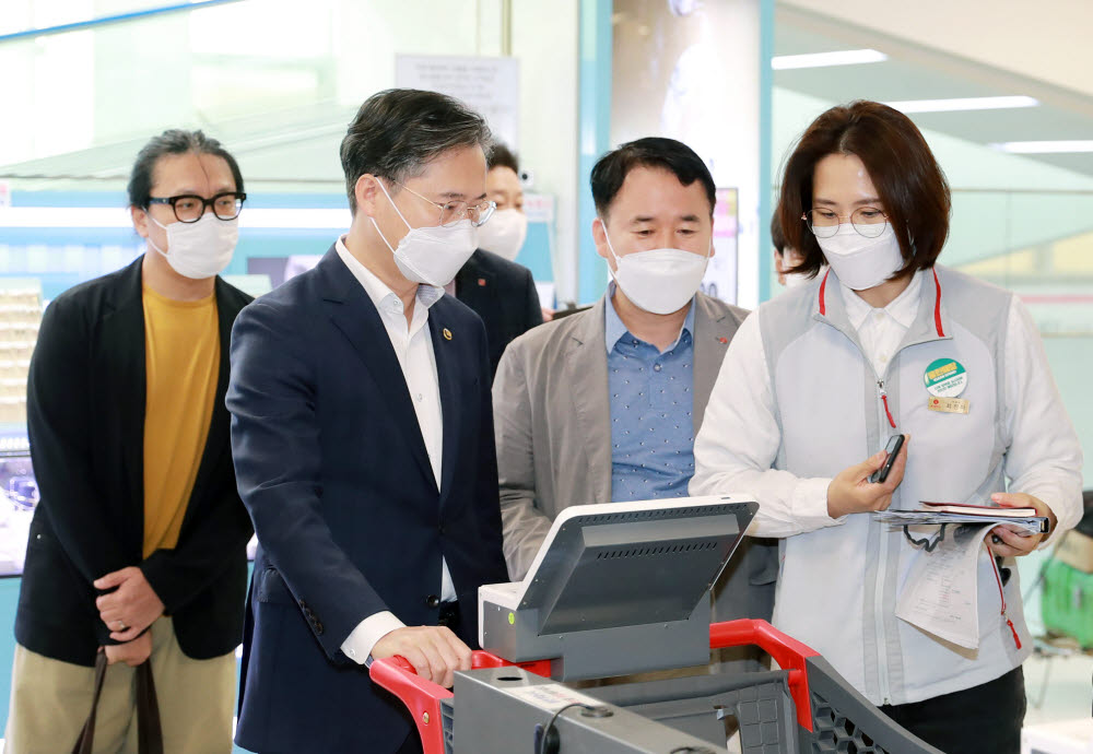 박진규 산업부 차관, 대형마트 방역점검…실천방역 강조