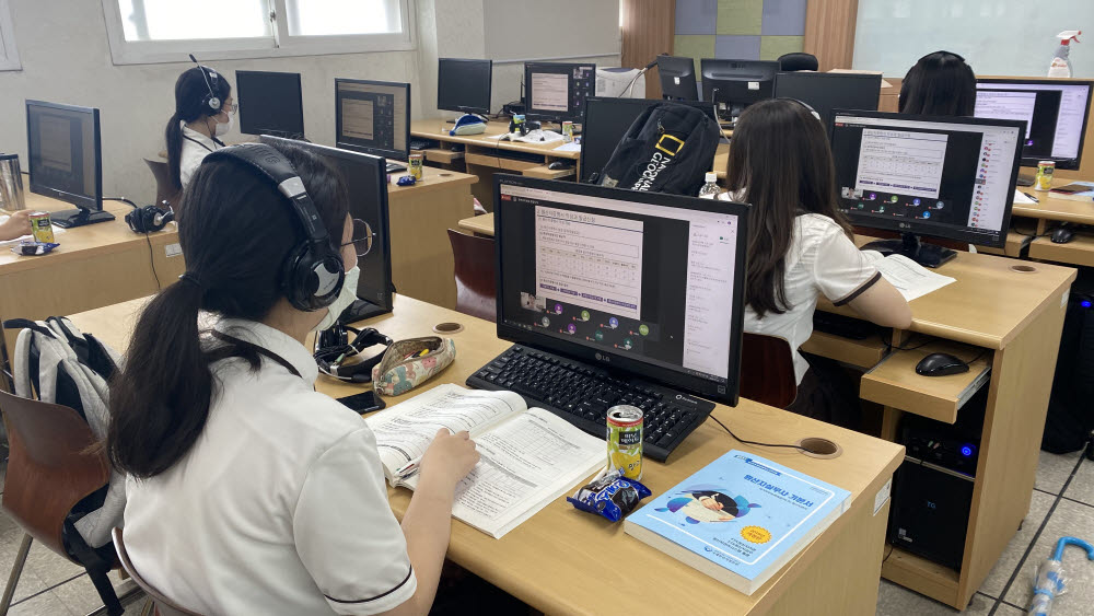 매향여자정보고등학교 학생들이 FTA실무인재 양성과정 수업을 듣고 있다.