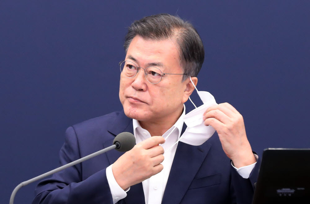 (서울=연합뉴스) 이진욱 기자 = 문재인 대통령이 3일 오후 청와대에서 열린 2차 특별 방역 점검회의에서 발언을 위해 마스크를 벗고 있다. 연합뉴스