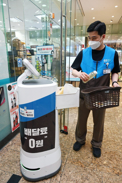 LG전자가 GS리테일과 함께 실내 로봇 배달 서비스를 확대한다. 서울 강남구 역삼동에 위치한 GS타워에서 LG 클로이 서브봇(LG CLOi ServeBot)이 고객에게 편의점 주문 물건을 전달하고 있다.