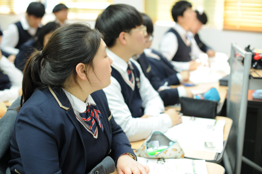 세경고 학생들이 수업을 듣고 있다.