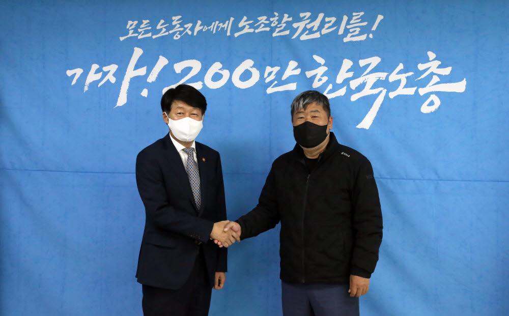 안경덕 고용노동부 장관은 10일 한국노총을 방문해 김동명 위원장과 악수를 나눴다.