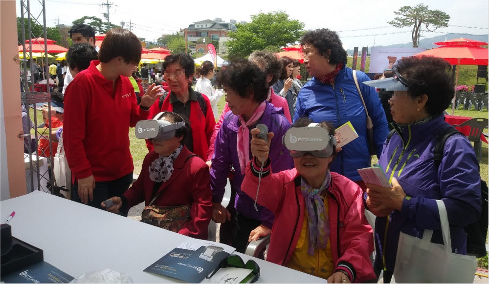 에스와이이노테크가 과거 야외에서 노인을 대상으로 진행한 경도인지장애 측정 서비스.