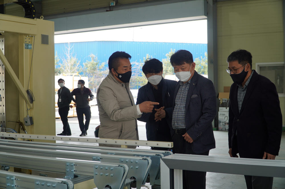 안흥국 한샘 사장(오른쪽에서 2번째)과 관계자가 완성창 자동화 라인을 살펴보고 있다