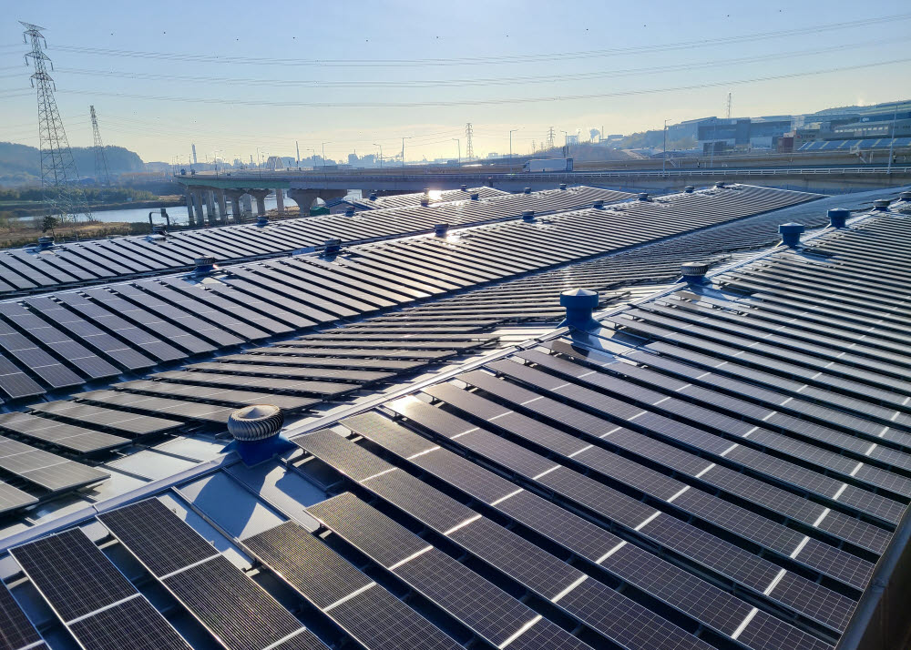 한국동서발전이 울산 지역 산업단지에 설치한 지붕태양광 모습