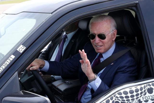 바이든 미국 대통령이 18일(현지시간) 미시간주 포드 공장을 방문해 포드 F-150 전기 트럭을 시승하며 손을 흔들고 있다